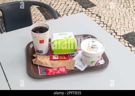 Lissabon, Portugal - 5. Dezember 2022: McDonald's-Mahlzeit mit McPlant Burger, Suppe und Coca-Cola als Getränk. Stockfoto