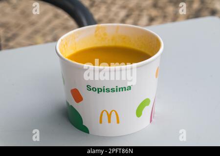 Lissabon, Portugal - 5. Dezember 2022: Gemüsesuppe von McDonald's. Stockfoto