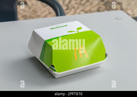 Lissabon, Portugal - 5. Dezember 2022: Schachtel McDonald's McPlant Burger. Stockfoto