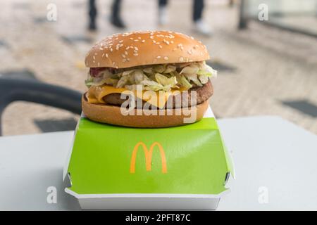 Lissabon, Portugal - 5. Dezember 2022: McDonald's McPlant Burger. Stockfoto