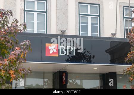 Lissabon, Portugal - 5. Dezember 2022: Logo und Zeichen der Banco Portugues de Investimento. Stockfoto