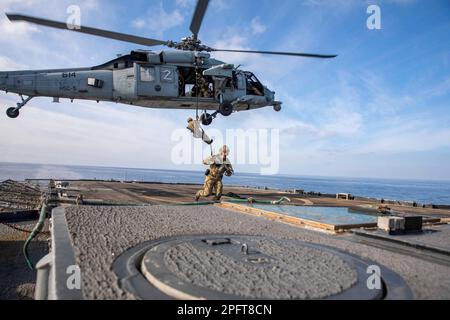 230303-N-TC847-1109 ADRIATISCHE SEE (3. März 2023) Ostküste USA Marinespezialisten (SEALS) und NATO-Spezialeinsatzkräfte für Unterwasserabbruch führen Besuch, Einstieg, Durchsuchung, Und Beschlagnahmungsübung an Bord des Schiffs USS Leyte Gulf (CG 55) der Klasse Ticonderoga, 3. März 2023 Diese Einsätze zeigen, dass die USEUCOM in der Lage ist, Sondereinsatzkräfte rasch zu einem Zeitpunkt und an einem Ort unserer Wahl im gesamten Einsatzgebiet zu stationieren; Und die Zusage der USA, gemeinsam mit Alliierten und Partnern zu trainieren, um als multinationale Streitkräfte und SOF zu entsenden und zu kämpfen, um der heutigen Herausforderung zu begegnen Stockfoto