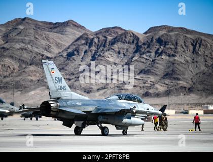 EIN US-AMERIKANISCHER Die Air Force F-16D Fighting Falcon, die der 55. Kampfeinheit zugewiesen wurde, erhält letzte Kontrollen, bevor sie während des ersten Trainingstages Red Flag-Nellis (RF-N) 23-2 auf dem Nellis Air Force Base, Nevada, am 13. März 2023 zur Startbahn Rollen. RF-N 23-2 bietet eine anspruchsvolle und dynamische Umgebung für die Piloten und die Besatzung der 20.-Kampfflugzeuge, indem sie Luftwaffen und Flugzeuge aus der ganzen Welt zusammenführen, um sich bei simulierten Operationen in Kriegszeiten als Team zu integrieren und so eine nahtlose Interoperabilität bei potenziellen zukünftigen Konflikten zu gewährleisten. (USA Air Force Photo von Staff Sgt. Madeline Herzog) Stockfoto