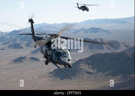 Zwei HH-60G Pave Hawks betanken während Red Flag-Nellis 23-2 am Nellis Air Force Base, Nevada, 16. März 2023. Red Flag-Nellis bietet realistisches Kampftraining, das Leben rettet und gleichzeitig die Kampfeffektivität steigert. (USA Air Force Foto von Airman 1. Class Jordan McCoy) Stockfoto