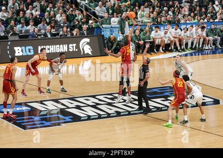 USC Trojans Stürmer Joshua Morgan (24) und Michigan State Spartans Center Mady Sissoko (22) geben am Freitag, 17. März 2023, in Columbus ein NCAA-Turnier-Spiel ab. Ohio. Michigan State besiegte den USC 72–62. (Scott Stuart/Image of Sport) Stockfoto