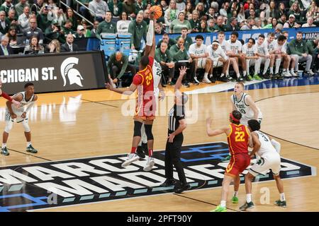 USC Trojans Stürmer Joshua Morgan (24) und Michigan State Spartans Center Mady Sissoko (22) geben am Freitag, 17. März 2023, in Columbus ein NCAA-Turnier-Spiel ab. Ohio. Michigan State besiegte den USC 72–62. (Scott Stuart/Image of Sport) Stockfoto