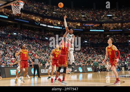 Mady Sissoko (22) schießt während eines NCAA-Turnierspiels am Freitag, den 17. März 2023, in Columbus über den Stürmer Joshua Morgan (24) der USC Trojans. Ohio. Michigan State besiegte den USC 72–62. (Scott Stuart/Image of Sport) Stockfoto