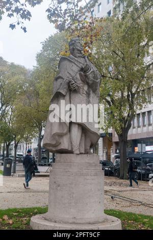 Lissabon, Portugal - 5. Dezember 2022: Skulptur von Almeida Garrett, portugiesischer Dichter, Redner, Dramatiker, Schriftsteller, Journalist, Politiker. Stockfoto