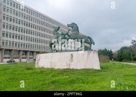 Lissabon, Portugal - 5. Dezember 2022: Denkmal der Akhal-Teke-Pferde. Stockfoto