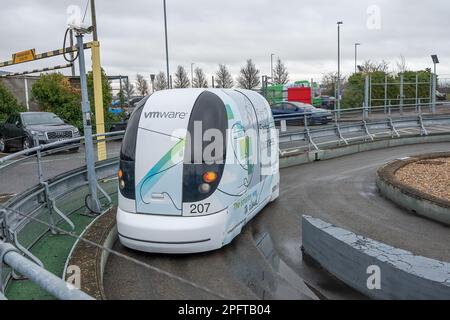 FLUGHAFEN HEATHROW, LONDON, 8. MÄRZ 2023: Das fahrerlose Auto Heathrow Pod Parking bringt die Passagiere vom Terminal zum Parkplatz Stockfoto