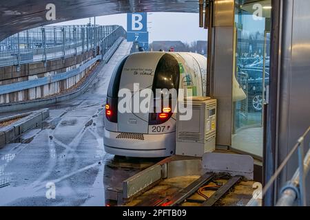 FLUGHAFEN HEATHROW, LONDON, 8. MÄRZ 2023: Das fahrerlose Auto Heathrow Pod Parking bringt die Passagiere vom Terminal zum Parkplatz Stockfoto