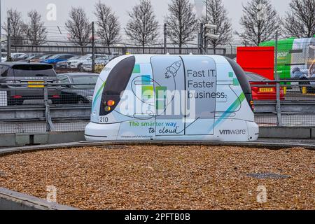 FLUGHAFEN HEATHROW, LONDON, 8. MÄRZ 2023: Das fahrerlose Auto Heathrow Pod Parking bringt die Passagiere vom Terminal zum Parkplatz Stockfoto