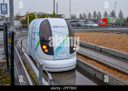 FLUGHAFEN HEATHROW, LONDON, 8. MÄRZ 2023: Das fahrerlose Auto Heathrow Pod Parking bringt die Passagiere vom Terminal zum Parkplatz Stockfoto