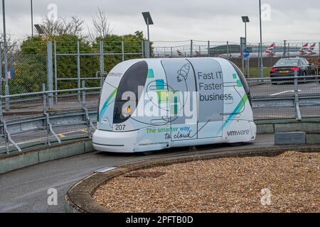 FLUGHAFEN HEATHROW, LONDON, 8. MÄRZ 2023: Das fahrerlose Auto Heathrow Pod Parking bringt die Passagiere vom Terminal zum Parkplatz Stockfoto