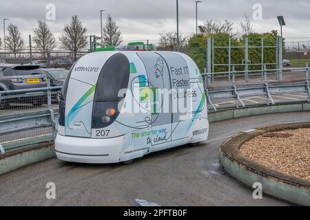 FLUGHAFEN HEATHROW, LONDON, 8. MÄRZ 2023: Das fahrerlose Auto Heathrow Pod Parking bringt die Passagiere vom Terminal zum Parkplatz Stockfoto