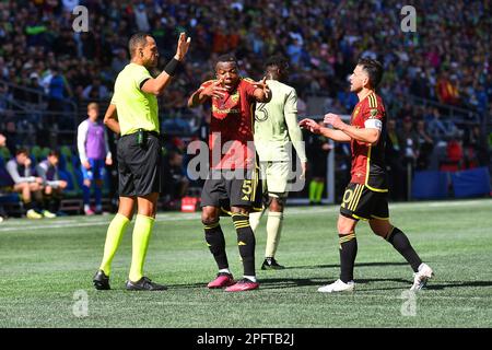 Seattle, WA, USA. 18. März 2023. Seattle Sounders Verteidiger Nouhou Tolo (5) protestiert gegen eine gelbe Karte in der ersten Hälfte des MLS-Fußballspiels zwischen dem Los Angeles FC und dem Seattle Sounders FC im Lumen Field in Seattle, WA. Steve Faber/CSM/Alamy Live News Stockfoto