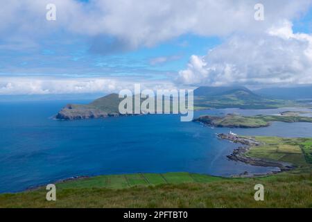 Blick auf Küste und Meer, Aussichtspunkt am Geokaun Mountain, Valentia Island, County Kerry, Irland Stockfoto