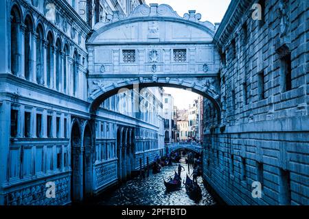 Touristen in Gondeln, die auf dem Rio de Palazzo o de Canonica Kanal unter der Seufzerbrücke (Ponte dei Sospiri) in Venedig, Italien, segeln Stockfoto