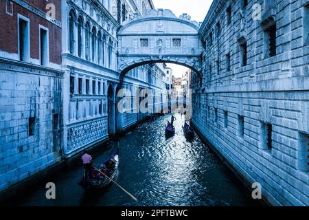 Touristen in Gondeln, die auf dem Rio de Palazzo o de Canonica Kanal unter der Seufzerbrücke (Ponte dei Sospiri) in Venedig, Italien, segeln Stockfoto