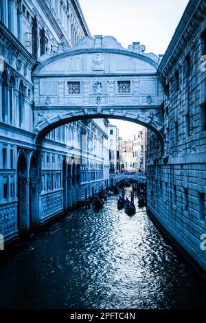 Touristen in Gondeln, die auf dem Rio de Palazzo o de Canonica Kanal unter der Seufzerbrücke (Ponte dei Sospiri) in Venedig, Italien, segeln Stockfoto