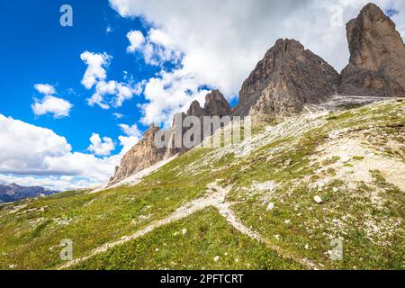 Die erste der drei Zinnen, Cima Piccola (2857 m), Blick von der Basis Stockfoto