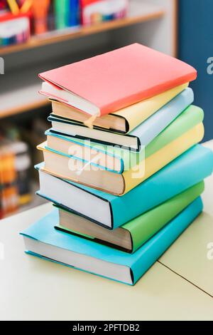 Mehrfarbige Bücher stapeln. Hochauflösendes Foto Stockfoto