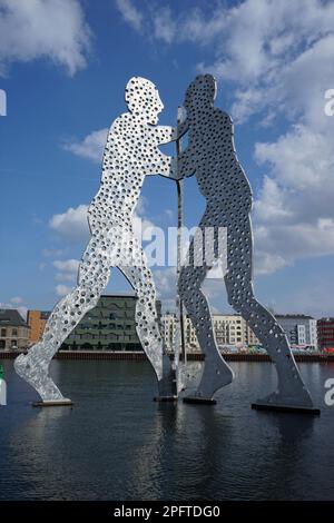 Molecule man, Jonathan Borofsky, Spree, Spree zwischen Elsenbrücke und Oberbaumbrücke, Berlin, Deutschland Stockfoto