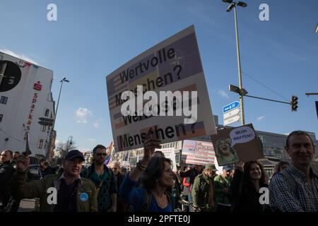 18. März 2023, Berlin, Deutschland: Demonstranten versammelten sich am 18. März 2023 in Berlin Neukoelln, um gegen den Krieg zu kämpfen und Frieden ohne Waffen zu fordern. Sie forderten einen friedlicheren Umgang mit Russland und sprachen sich für eine diplomatische Lösung aus. Viele Demonstranten äußerten ihre Frustration über die US-Beteiligung an verschiedenen globalen Konflikten und zeigten mit dem Finger auf die ehemaligen USA Präsidenten Bush, Clinton und Obama. Biden wurde auch kritisiert. Während der Demonstration hörten die Teilnehmer antiamerikanische Schilder. Die Demonstranten forderten Deutschland ebenfalls auf, sich zu beruhigen Stockfoto