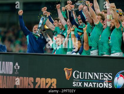 18. März 2023; Aviva Stadium, Dublin, Irland: Six Nations International Rugby, Irland gegen England; die irische Mannschaft mit der Grand-Slam-Trophäe Stockfoto