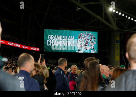 18. März 2023; Aviva Stadium, Dublin, Irland: Six Nations International Rugby, Irland gegen England; die Anzeigetafel feiert die Grandslam Champions Stockfoto