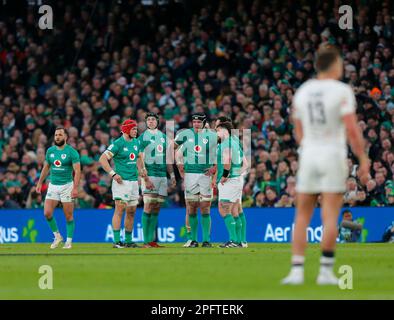 18. März 2023; Aviva Stadium, Dublin, Irland: Six Nations International Rugby, Irland gegen England; die Spieler in Irland warten darauf, dass das Spiel wieder aufgenommen wird Stockfoto