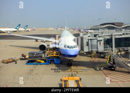 Hongkong - 1. März 2023: Flugzeug an der Boarding Gate Jet Bridge im Hong Kong International Airport. Der Flughafencode lautet HKG. Stockfoto