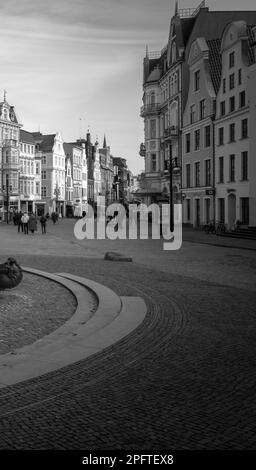 Die lebhafte Altstadt von Rostock in der Stockfoto