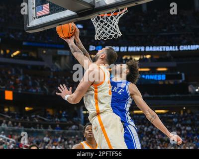 Orlando, Florida, USA. 18. März 2023. Duke Center Dereck Lively II (1) blockiert den Layup-Versuch von Tennessee Forward Uros Plavsic (33) während der 1. Hälfte eines College-Basketballspiels in der zweiten Runde im NCAA-Turnier für Männer zwischen Duke Blue Devils und Tennessee Volunteers im Amway Center in Orlando, FL. Romeo T Guzman/CSM/Alamy Live News Stockfoto