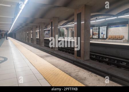 Lissabon, Portugal - 6. Dezember 2022: U-Bahn-Station Rossio in Lissabon. Stockfoto