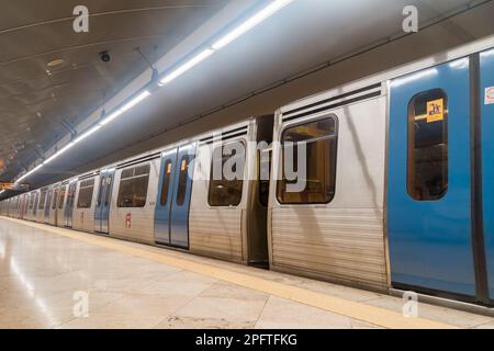 Lissabon, Portugal - 6. Dezember 2022: Zug der Lissabon-U-Bahn. Stockfoto