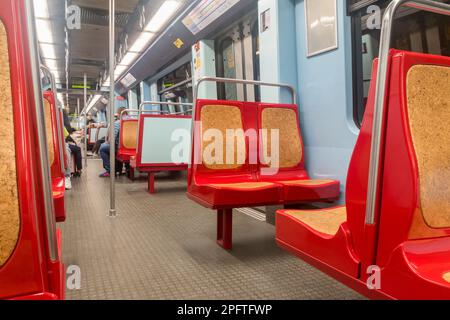 Lissabon, Portugal - 6. Dezember 2022: Sitzplätze im Zug der Metrostation Lissabon. Stockfoto