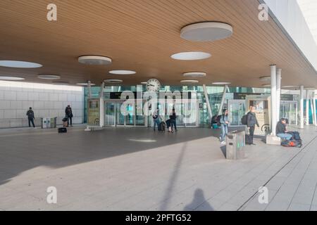 Lissabon, Portugal - 6. Dezember 2022: Eintritt in Terminal 1 des Flughafens Lissabon. Stockfoto