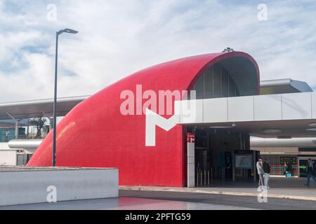 Lissabon, Portugal - 6. Dezember 2022: Eintritt zur Metrostation Lissabon am Flughafen Lissabon. Stockfoto