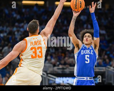 18. März 2023: Tennessee Forward Uros Plavsic (33) versucht, einen Schuss von Duke Guard Tyrese Proctor (5) während der 2. Hälfte eines College-Basketballspiels in der zweiten Runde im NCAA-Turnier für Männer zwischen Duke Blue Devils und Tennessee Volunteers zu verteidigen. Tennessee besiegte Duke 65-52 im Amway Center in Orlando, FL. Romeo T Guzman/CSM. Stockfoto