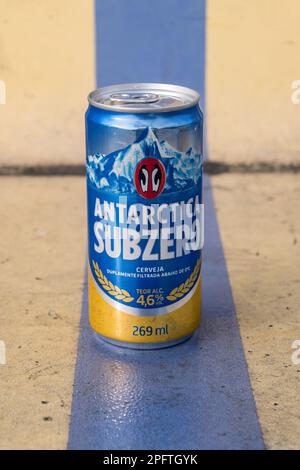 Lissabon, Portugal - 6. Dezember 2022: Dose of Antarctica Sub Zero Pilsen Bier. Stockfoto