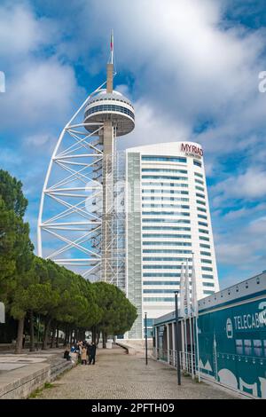 Lissabon, Portugal - 6. Dezember 2022: Vasco da Gama Turm und Wolkenkratzer des Myriad Hotels. Stockfoto