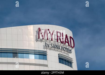 Lissabon, Portugal - 6. Dezember 2022: Myriad by Sana Hotels Zeichen von Luxury Hotel. Stockfoto