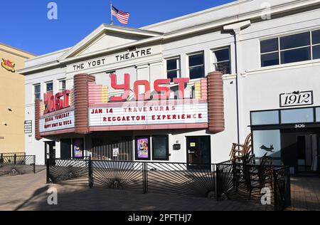 SANTA ANA, KALIFORNIEN - 17. JANUAR 2023: Das Yost Theatre und das 1912 sind der stilvollste Veranstaltungsort für Hochzeiten, gesellschaftliche Anlässe und geschäftliche Veranstaltungen Stockfoto