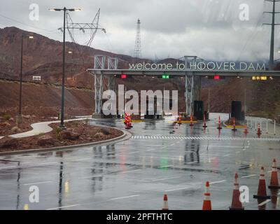 Gehen Sie durch das Eingangstor am Hoover-Staudamm als Teil einer Bustour. Dies war ein Dar, regnerisch und bewölkt Tag in Arizona und Nevada. Stockfoto