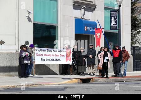 Berwick, Usa. 18. März 2023. Etwa ein Dutzend Leute von der American Society for the Defense of Tradition, Family and Property protestieren am 18. März 2023 gegen eine Drag-BINGO-Spendenaktion für das Berwick Theater and Center for Community Arts in Berwick, Pa. Die Demonstranten hielten ein Schild und beteten gegenüber dem Theater, während die ausverkaufte Drag BINGO Veranstaltung einige Meilen entfernt in der Nescopeck Township Fire Company stattfand. (Foto: Paul Weaver/Sipa USA) Guthaben: SIPA USA/Alamy Live News Stockfoto