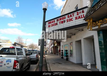 Berwick, Usa. 18. März 2023. Das Marquee des Berwick Theater and Center for Community Arts wirbt am 18. März 2023 für eine Drag-BINGO-Benefizveranstaltung in Berwick, Pa. (Foto: Paul Weaver/Sipa USA) Guthaben: SIPA USA/Alamy Live News Stockfoto