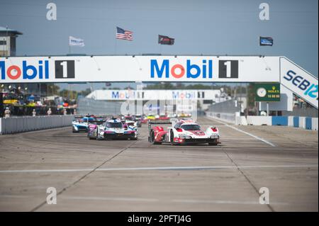 06 TANDY Nick (gbr), JAMINET Mathieu (Fra), CAMERON Dane (usa), Porsche Penske Motorsport, Porsche 963, Action während der Mobil 1 Twelve hours of Sebring 2023, 2. Runde der IMSA SportsCar Championship 2023, vom 15. Bis 18. März 2023 auf dem Sebring International Raceway in Sebring, Florida, USA - Foto: Jan-patrick Wagner/DPPI/LiveMedia Stockfoto