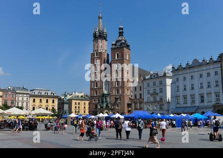 St. Marienkirche, Marktplatz, Krakau, Polen Stockfoto