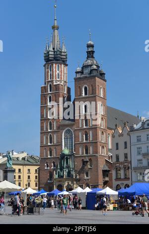 St. Marienkirche, Marktplatz, Krakau, Polen Stockfoto